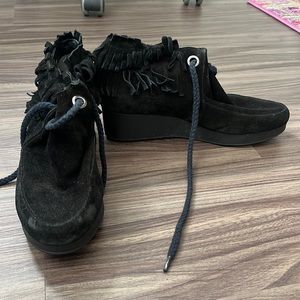 Heeled moccasin with fringe detail